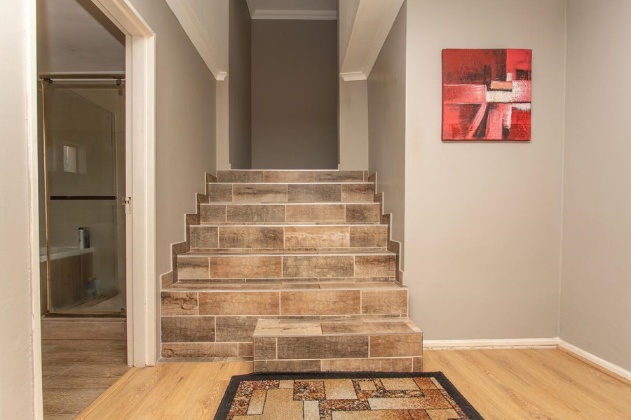 6 Bedroom Property for Sale in Vredekloof Heights Western Cape